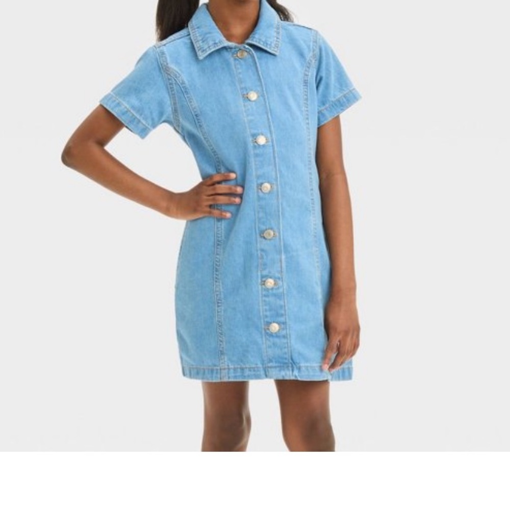 Girl’s Short Sleeve Denim Dress.   Medium Wash. L.  (10-12)